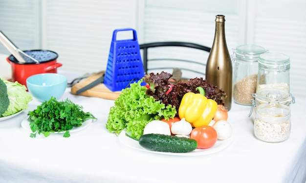 Rallador y botella cerca de verduras. Comida fácil de verduras. Plato saludable. Verduras lechuga repollo brócoli verduras frescas y utensilios de cocina de cerca. Esto es lo que necesitamos para cocinar comida saludable.