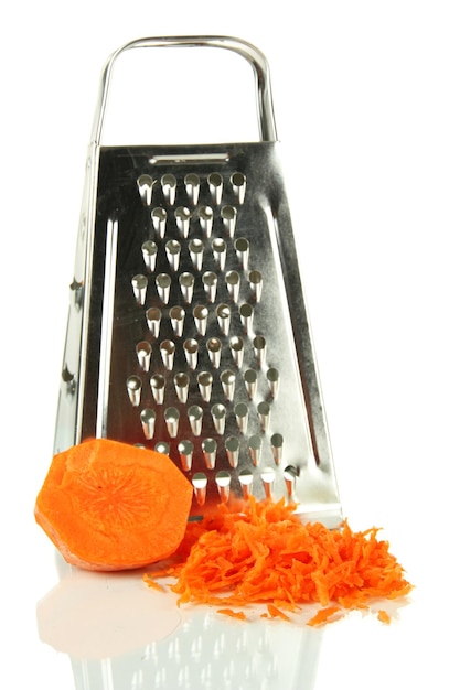 Rallador de metal y zanahoria cerca aislado en blanco