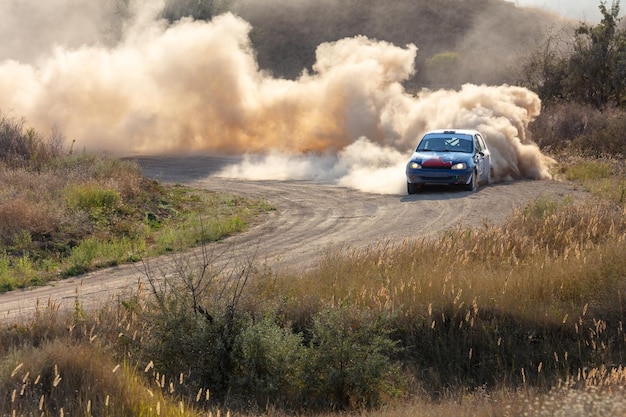 Foto rally de automóviles en una curva y una nube de polvo 25