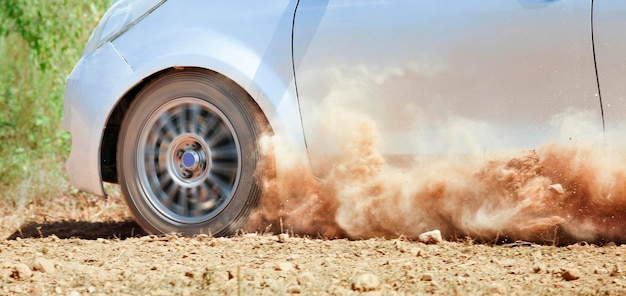 Rallye-Auto auf Feldweg