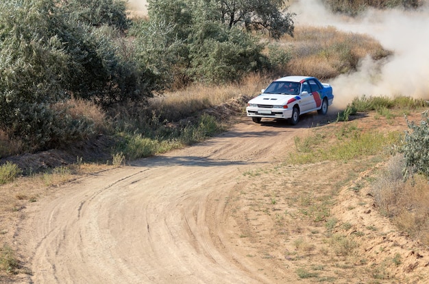 Foto rallye in einer kurve und eine staubwolke 20