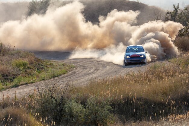 Foto rallye in einer kurve und eine staubwolke 26