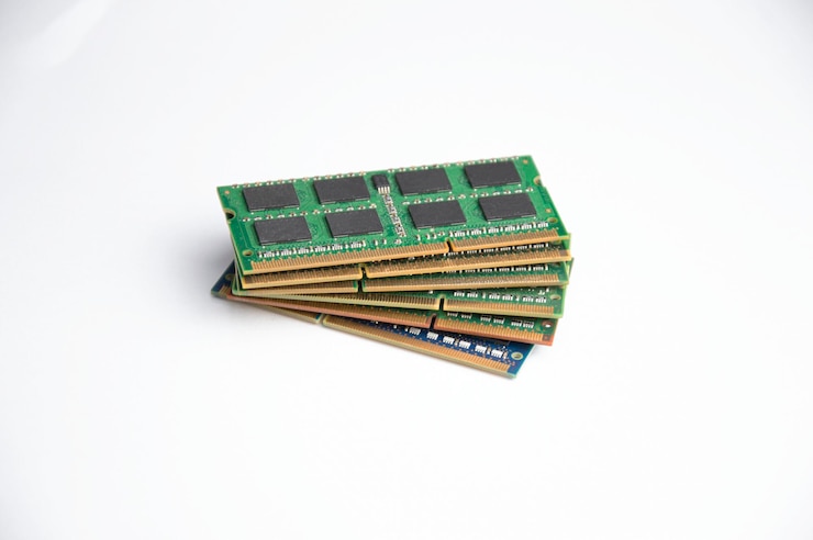 Foto ram es un dispositivo de hardware computadora clave ram portátil sobre fondo blanco.