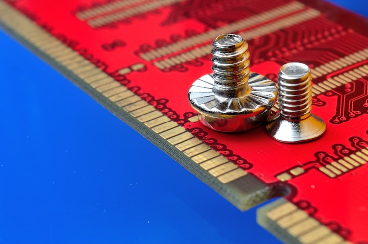 Foto ram-modul aus dem computer und schrauben. nahansicht