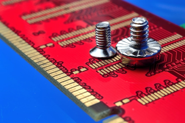 Foto ram-modul aus dem computer und schrauben. nahansicht