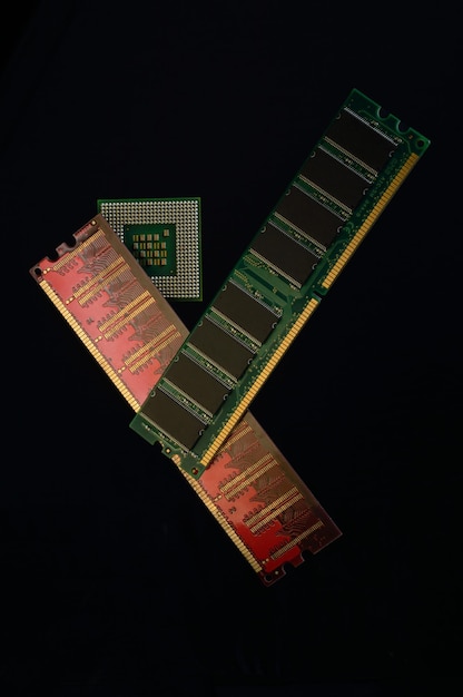 RAM y procesador de una computadora en un fondo oscuro
