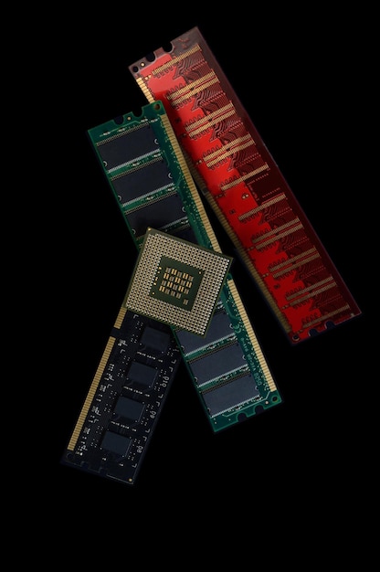 RAM y procesador de una computadora en un fondo oscuro
