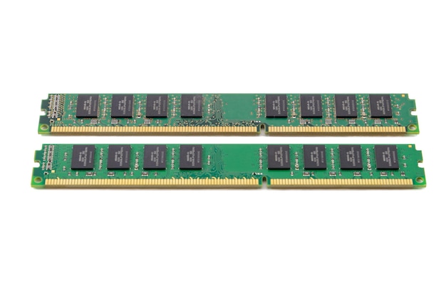 RAM (Random Access Memory) para servidores em fundo branco