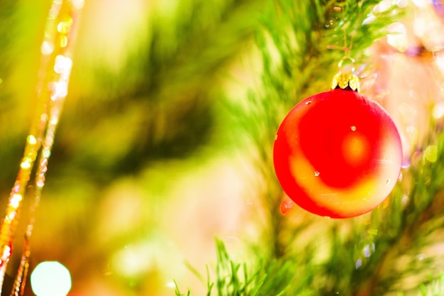 Rama de abeto con bolas y luces festivas en el fondo de Navidad con destellos