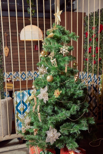 Rama de abeto con bolas y luces festivas en el fondo de Navidad.