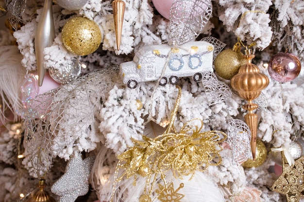 Rama de abeto con bolas de oro y luces festivas en el fondo navideño con destellos