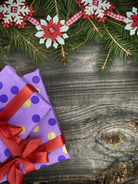 Rama de abeto decorada con regalos de año nuevo sobre la mesa