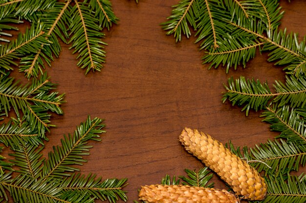Rama de abeto de pino verde de Navidad sobre fondo de madera