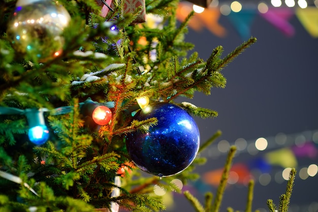 Rama de un árbol de navidad al aire libre. De cerca.