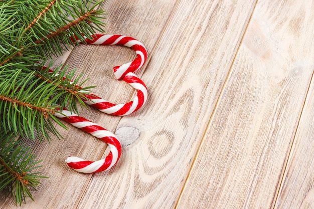 Rama de árbol de navidad y bastón de caramelo