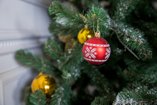 Foto rama de árbol de navidad con bolas rojas y doradas