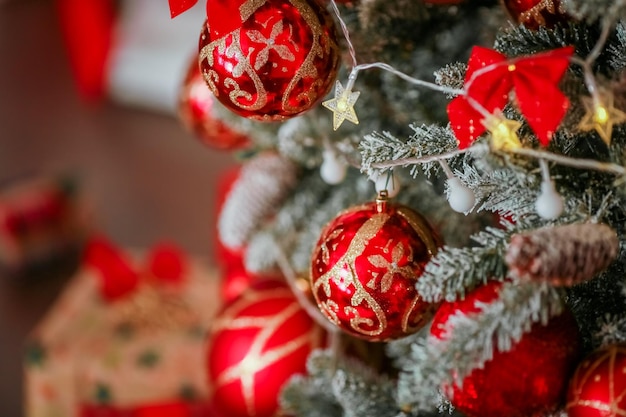 Rama de un árbol de Navidad de cerca con bolas rojas