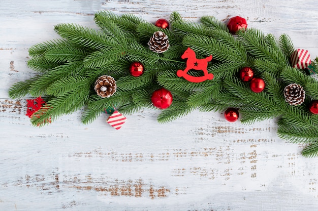 Rama de un árbol de Navidad con decoración.