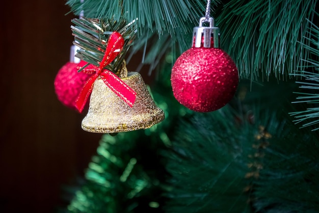 Rama de un árbol de Navidad con decoraciones de primer plano.