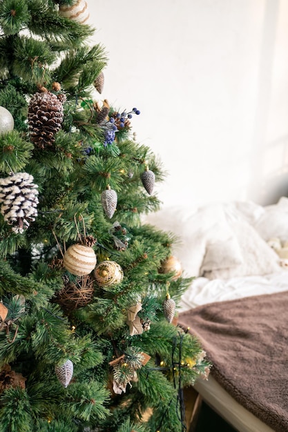 Rama de un árbol de Navidad decorada con bolas de belleza y otros adornos para árboles de Navidad.