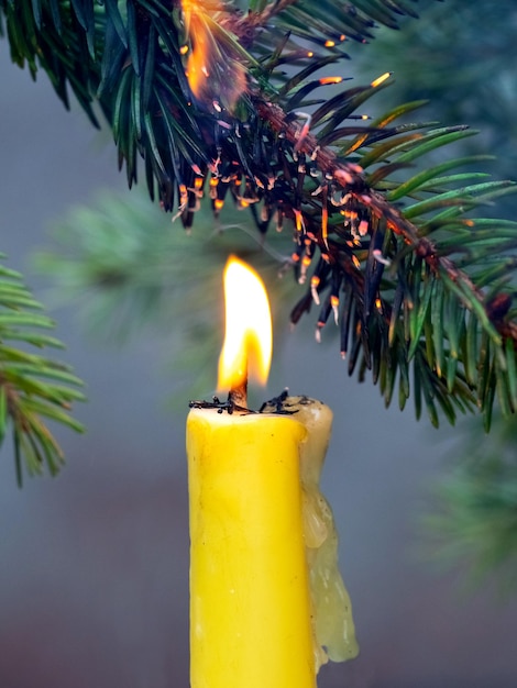 Una rama de un árbol de Navidad se incendió con una vela debido al incumplimiento de las normas de seguridad