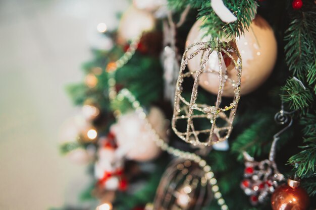 Rama de un árbol de Navidad con juguetes