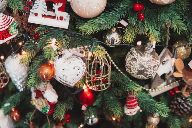 Rama de un árbol de Navidad con juguetes