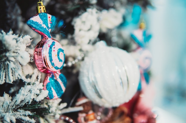 Rama de un árbol de Navidad con juguetes