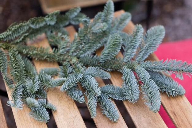 Rama de árbol de navidad en mesa de madera