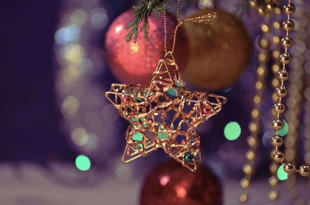 Rama de Navidad y año nuevo Bola de oro de Navidad y estrella en ramas de abeto