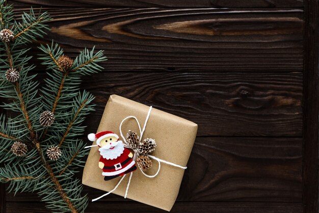 Rama de pino y caja de regalo en madera marrón