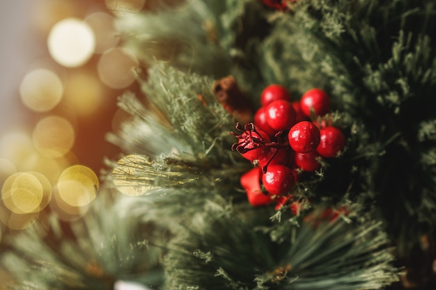 Rama de pino de navidad con decoraciones