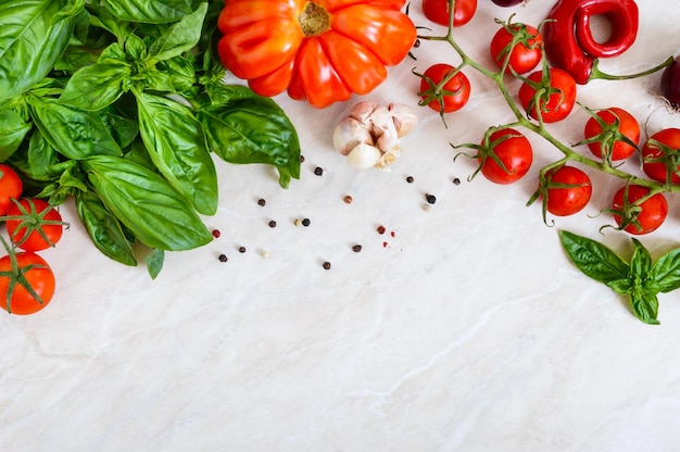 Rama de tomate cherry ajo albahaca fresca pimienta sobre un fondo claro Ingredientes para hacer salsas