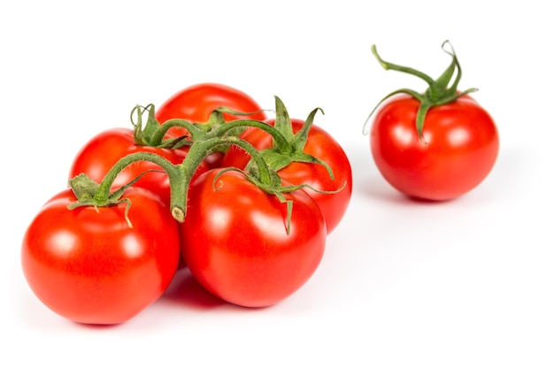 Rama tomates maduros aislado sobre fondo blanco.