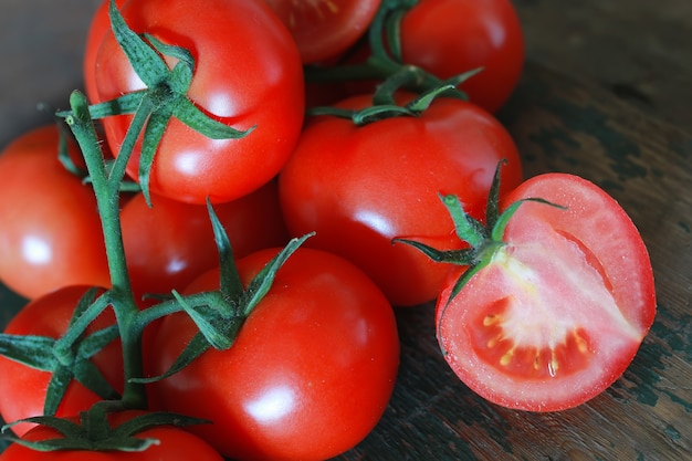 rama de tomates sobre fondo de madera