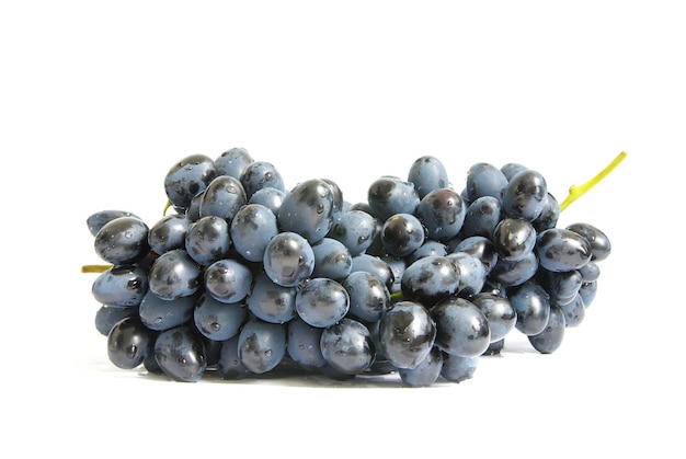 La rama de uvas con gotas de agua.