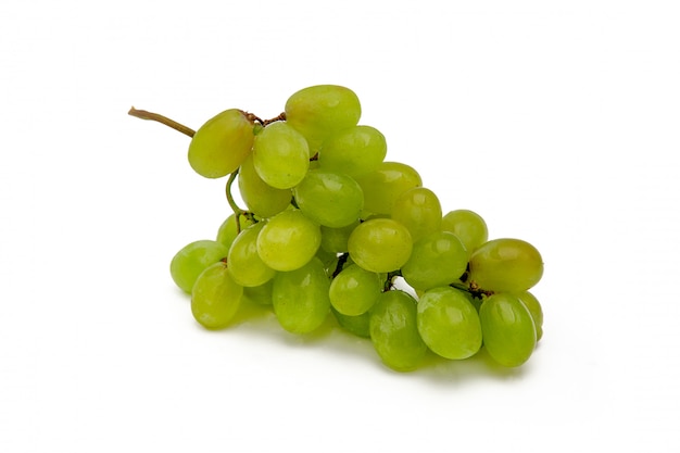 Una rama de uvas verdes con gotas horizontalmente en blanco