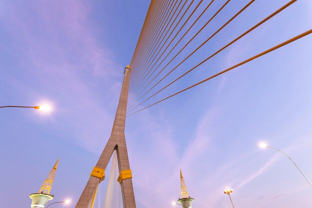 Rama VIII Brücke am Abend