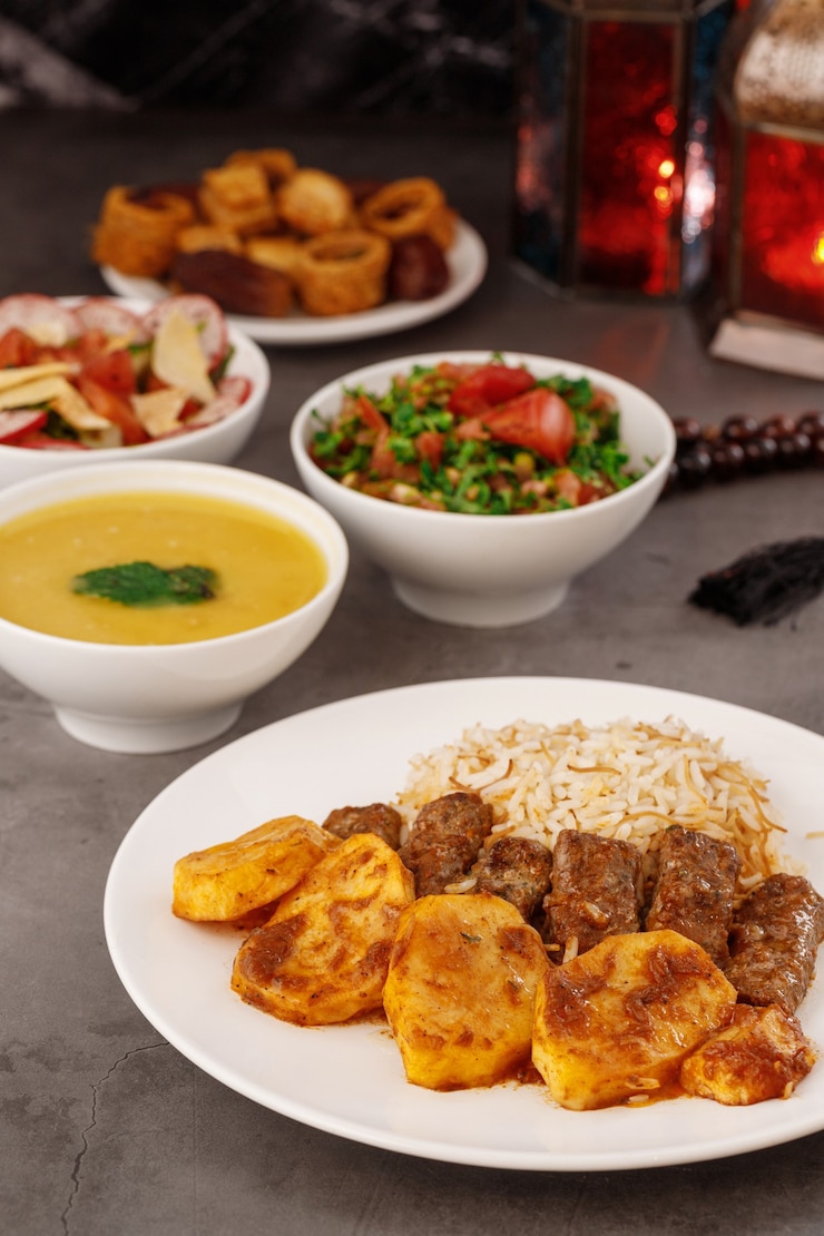 Foto ramadan árabe jantar em família comida árabe tradicional closeup view eid mubarak mesa com pratos compartilhados decoração do ramadã cozinha libanesa entradas hummus baklava datas muçulmanos