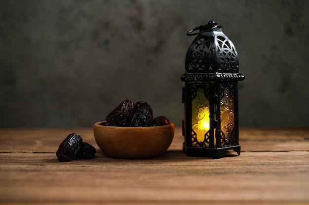 Ramadan y Eid al fitr antecedentes fechas con linterna tradicional turca Lámpara de luz y Tasbeeh fondo de mesa de madera rústica Imagen del tema Iftar Ramadan Kareem Mubarak