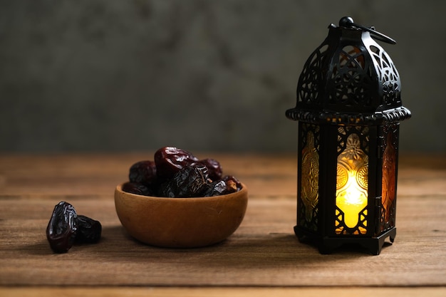 Ramadan y Eid al fitr antecedentes fechas con linterna tradicional turca Lámpara de luz y Tasbeeh fondo de mesa de madera rústica Imagen del tema Iftar Ramadan Kareem Mubarak