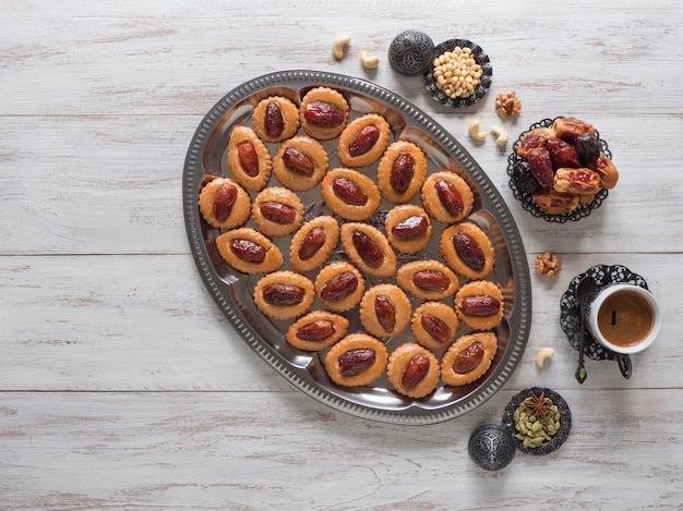 Ramadan Essen Tisch. Eid Dates Süßigkeiten auf einem weißen Holztisch