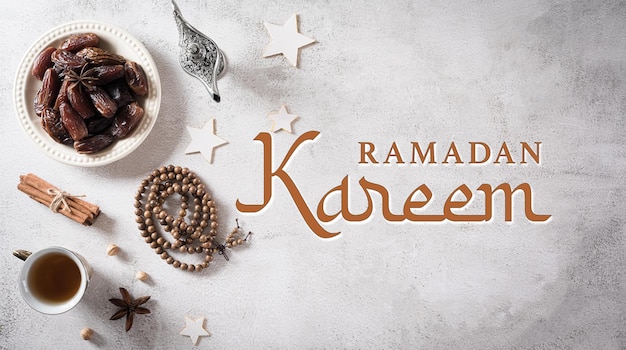 Ramadan Essen und Getränke Konzept Ramadan arabische Lampe Holz Rosenkranz Tee und Datteln Obst auf Stein Hintergrund