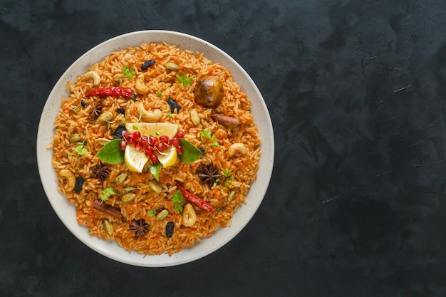 Foto ramadan essen. vegetarische kabsa mit reis, nüssen und gemüse.