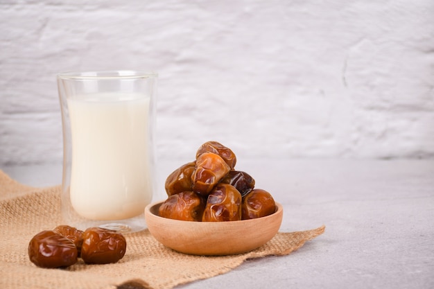 Ramadan Iftar mit getrockneten Datteln, Früchten und Milch Copyspac