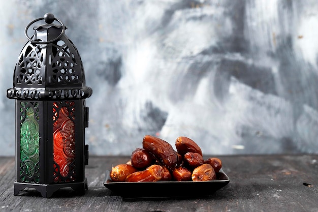 Ramadan Kareem com datas premium e espaço de cópia de lanterna árabe para conceito de texto Ramazan comida muçulmana
