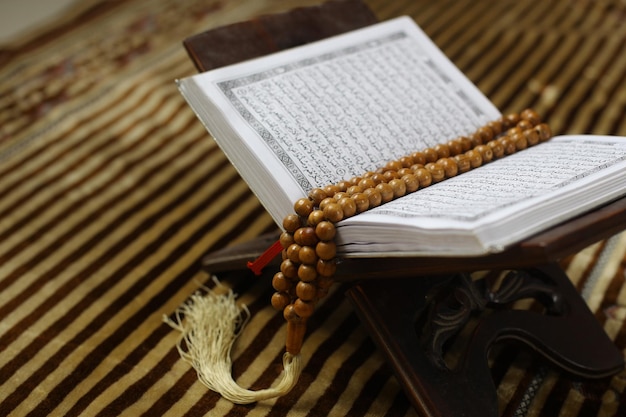 Ramadan Kareem Concept Al Quran und Tasbih auf dem Gebetsteppich