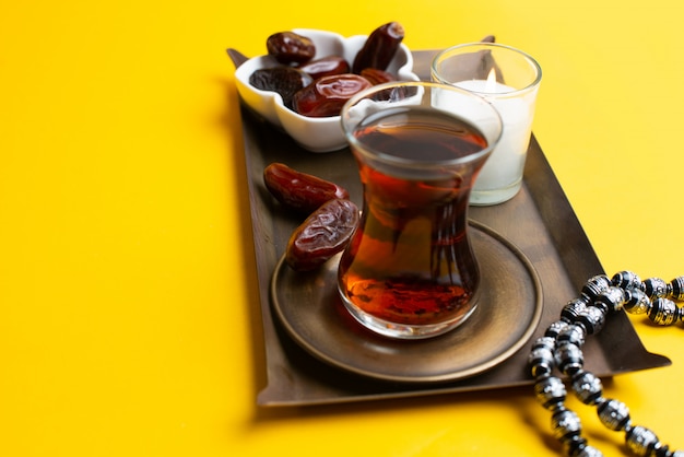 Ramadan Kareem Festival, cerca de las fechas en un tazón con rosario y una taza de té negro