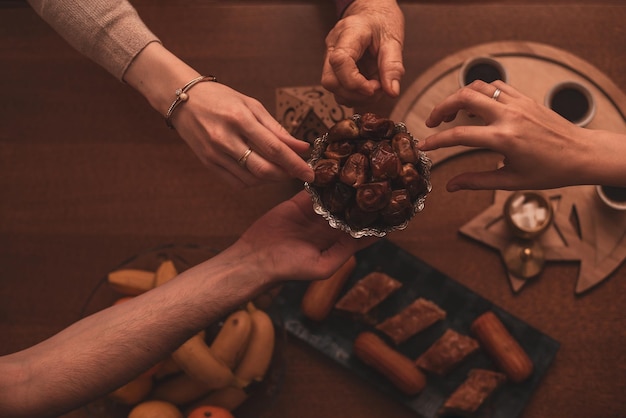 Foto ramadan kareem y iftar concepto de vacaciones de comida musulmana dátiles de café de frutas