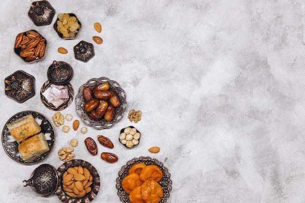 Ramadán kareem Iftar mesa de fiesta con una variedad de platos árabes tradicionales festivos dulces dátiles